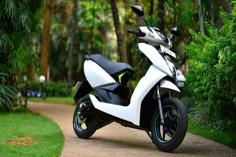 • Ather 450 – এই ই বাইকের দাম ১,১৩,৭১৫ টাকা। এটির ব্যাটারি ক্যাপাসিটি ২.‌৭ kWh‌। সাধারণত এই গাড়িটি চলতে পারে ৫৫ থেকে ৭৫ কিলোমিটারের মধ্যে। চার্জ দিতে হয় ৫ ঘণ্টা। সর্বোচ্চ গতি হতে পারে ৮০ কিলোমিটার। 