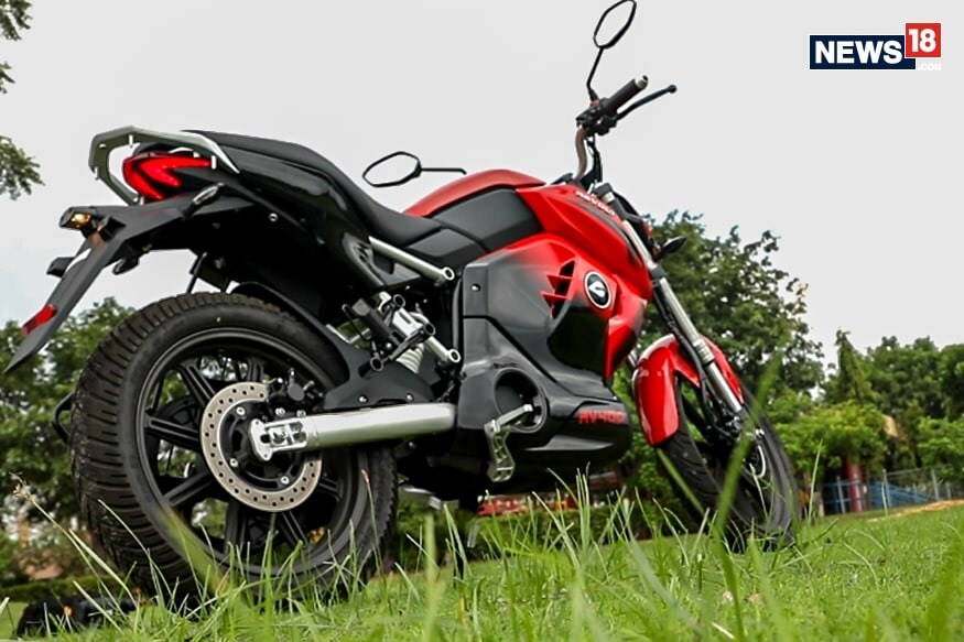 • Revolt RV 400 : এই ই বাইকের দাম ১,২৯,৪৬৩ টাকা। এটির ব্যাটারি ক্যাপাসিটি ৩.২৪ kWh। সাধারণত এই গাড়িটি চলতে পারে ৮০ থেকে ১৫০ কিলোমিটারের মধ্যে। চার্জ দিতে হয় ৪.৫ ঘণ্টা। সর্বোচ্চ গতি হতে পারে ৮০ কিলোমিটার। • Revolt RV 400 : এই ই বাইকের দাম ১,২৯,৪৬৩ টাকা। এটির ব্যাটারি ক্যাপাসিটি ৩.২৪ kWh। সাধারণত এই গাড়িটি চলতে পারে ৮০ থেকে ১৫০ কিলোমিটারের মধ্যে। চার্জ দিতে হয় ৪.৫ ঘণ্টা। সর্বোচ্চ গতি হতে পারে ৮০ কিলোমিটার।