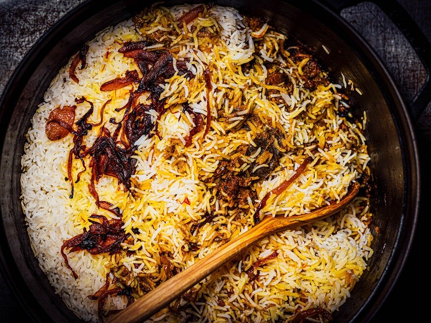 এই লকডাউনের সময় বেশির ভাগ মানুষেরাই নিজেরাই বিভিন্ন রকমের রান্না করতে শুরু করেছিলেন। অনেকেই যারা বাইরে গিয়ে পছন্দের খাবার খেতে পারছিলেন না তাঁরা নিজেরাই ভিডিও দেখে ধীরে ধীরে হয়ে উঠেছেন পাকা রাঁধুনে। কিন্তু আবার অনেকেই আছেন যারা এই লকডাউনেও বাইরের খাওয়া ছাড়তে পারেন নি। এই লকডাউনের সময় বেশির ভাগ মানুষেরাই নিজেরাই বিভিন্ন রকমের রান্না করতে শুরু করেছিলেন। অনেকেই যারা বাইরে গিয়ে পছন্দের খাবার খেতে পারছিলেন না তাঁরা নিজেরাই ভিডিও দেখে ধীরে ধীরে হয়ে উঠেছেন পাকা রাঁধুনে। কিন্তু আবার অনেকেই আছেন যারা এই লকডাউনেও বাইরের খাওয়া ছাড়তে পারেন নি।
