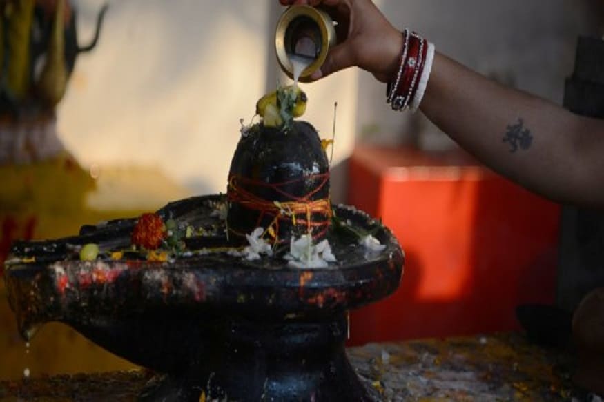 • শ্রাবণ মাসের পর পর সোমবার শিবের পুজো করলে মনবাঞ্ছা পূরণ হয়ে থাকে ৷ প্রতি সোমবার উপোস করে শিবমন্ত্র জপ করলে দ্বন্দ্ব, বিদ্বেষ থেকে মুক্তি পাওয়া যায় ৷ • শ্রাবণ মাসের পর পর সোমবার শিবের পুজো করলে মনবাঞ্ছা পূরণ হয়ে থাকে ৷ প্রতি সোমবার উপোস করে শিবমন্ত্র জপ করলে দ্বন্দ্ব, বিদ্বেষ থেকে মুক্তি পাওয়া যায় ৷
