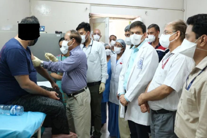 সব দেশের সঙ্গে ভারতেও করোনা ভ্যাকসিনের গবেষণা চলছে জোর কদমে৷ ইতিমধ্যেই হায়দরাবাদের সংস্থা ভারত বায়োটেক একটি সম্ভাব্য ভ্যাকসিনের ট্রায়াল শুরু করেছে মানবদেহে৷ ভ্যাকসিনটির নাম COVAXIN৷ সব দেশের সঙ্গে ভারতেও করোনা ভ্যাকসিনের গবেষণা চলছে জোর কদমে৷ ইতিমধ্যেই হায়দরাবাদের সংস্থা ভারত বায়োটেক একটি সম্ভাব্য ভ্যাকসিনের ট্রায়াল শুরু করেছে মানবদেহে৷ ভ্যাকসিনটির নাম COVAXIN৷
