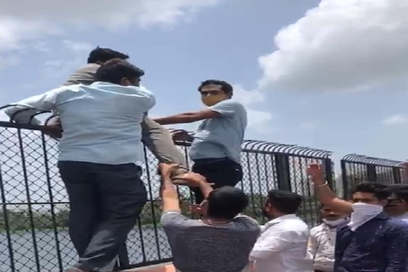  সুরাতের সারথনা এবং মোটা বারাচা এলাকাকে যুক্ত করে একটি ব্রিজের উপর থেকেই রেলিং টপকে নীচে ঝাঁপ দেওয়ার চেষ্টা করেন ওই ব্যক্তি ৷