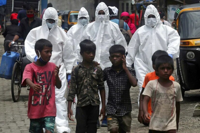 ভাইরোলজিস্ট ক্লজের পরামর্শ, কোভিডের কিছু চরিত্রগত বৈশিষ্ট স্টাডি করে বোঝা যাচ্ছে, খুব কমদিনের মধ্যেই ফুসফুসকে সংক্রামিত করে ফেলছে। দ্রুত জিনের গঠন বদলে ফেলছে। নতুন ভাইরাল স্ট্রেন হয়ে উঠছে আরও বেশি সংক্রামক। ইনকিউবেশন পিরিয়ড অর্থাৎ বেঁচে থাকার সময়ও বাড়ছে 