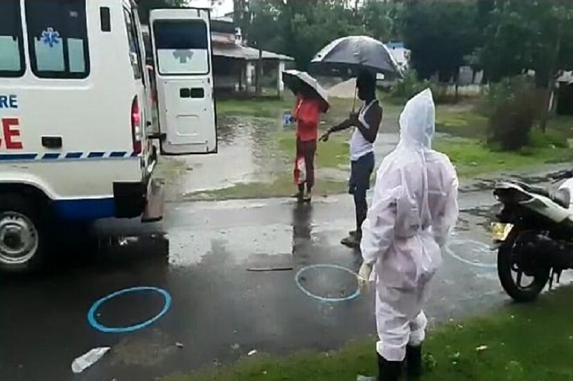 আরও একটি আশঙ্কার কথা শুনিয়েছেন সার্স ম্যান বলে পরিচিত এই ভাইরোলজিস্ট। তাঁর বক্তব্য,শীতে দুনিয়ার সর্বত্র হানা দেবে কোভিড ভাইরাস। কোভিডে ক্ষতিগ্রস্ত নয়, এমন দেশে প্রভাব বেশি থাকবে 