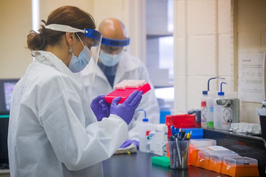 • গত এপ্রিলে Sanofi ও GSK, এই দুই সংস্থা জোট বেঁধে করোনা ভাইরাসের ভ্যাকসিন তৈরির কাজ শুরু করে। তাদের সংস্থার পক্ষ থেকে জানানো হয়েছে, ২০২১ সালের প্রথমার্ধেই বাজারে করোনার ভ্যাকসিন নিয়ে আসা সম্ভব হবে। আর সেগুলিই প্রায়োরিটি গ্রুপের লোকেদের আগে প্রয়োগ করা হবে। যেমন চিকিৎসক, স্বাস্থ্যকর্মী ইত্যাদি। (প্রতীকী ছবি) • গত এপ্রিলে Sanofi ও GSK, এই দুই সংস্থা জোট বেঁধে করোনা ভাইরাসের ভ্যাকসিন তৈরির কাজ শুরু করে। তাদের সংস্থার পক্ষ থেকে জানানো হয়েছে, ২০২১ সালের প্রথমার্ধেই বাজারে করোনার ভ্যাকসিন নিয়ে আসা সম্ভব হবে। আর সেগুলিই প্রায়োরিটি গ্রুপের লোকেদের আগে প্রয়োগ করা হবে। যেমন চিকিৎসক, স্বাস্থ্যকর্মী ইত্যাদি। (প্রতীকী ছবি)