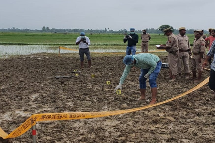 পুলিশের দাবি অনুযায়ী, আহত পুলিশকর্মীদের থেকে ঘটনার কথা শুনে তেজবাহাদুর সিং-এর নেতৃত্বে বাকি পুলিশকর্মীরা বিকাশের পিছু নেয়৷ কিন্তু তাঁদের লক্ষ্য করে গুলি ছুড়তে শুরু করে বিকাশ৷ অভিযুক্তকে জীবিত ধরতে পুলিশকর্মীরা জীবনের ঝুঁকি নিয়েই তাঁর কাছাকাছি পৌঁছনোর চেষ্টা করেন বলেও দাবি করা হয়েছে প্রেস বিবৃতিতে৷ পুলিশের দাবি অনুযায়ী, আহত পুলিশকর্মীদের থেকে ঘটনার কথা শুনে তেজবাহাদুর সিং-এর নেতৃত্বে বাকি পুলিশকর্মীরা বিকাশের পিছু নেয়৷ কিন্তু তাঁদের লক্ষ্য করে গুলি ছুড়তে শুরু করে বিকাশ৷ অভিযুক্তকে জীবিত ধরতে পুলিশকর্মীরা জীবনের ঝুঁকি নিয়েই তাঁর কাছাকাছি পৌঁছনোর চেষ্টা করেন বলেও দাবি করা হয়েছে প্রেস বিবৃতিতে৷