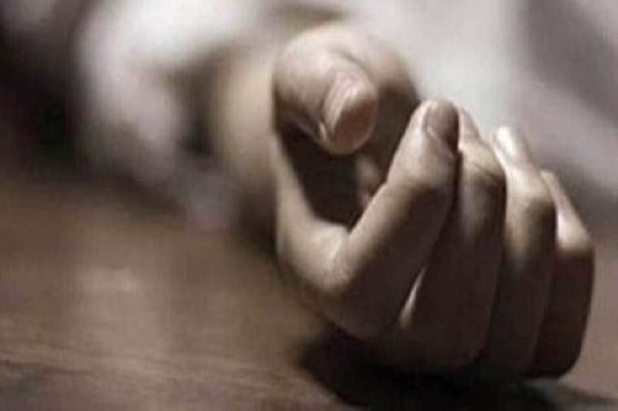 ঘটনাস্থলে পৌঁছে প্যারামেডিকদের দলটি প্রায় তিরিশ মিনিট ধরে তরুণীর জ্ঞান ফেরানোর চেষ্টা করেও ব্যর্থ হয়৷ এর পর তরুণীকে স্থানীয় একটি হাসপাতালের জরুরি বিভাগে নিয়ে চিকিৎসকরা তাঁকে মৃত বলে ঘোষণা করেন৷ ঘটনাস্থলে পৌঁছে প্যারামেডিকদের দলটি প্রায় তিরিশ মিনিট ধরে তরুণীর জ্ঞান ফেরানোর চেষ্টা করেও ব্যর্থ হয়৷ এর পর তরুণীকে স্থানীয় একটি হাসপাতালের জরুরি বিভাগে নিয়ে চিকিৎসকরা তাঁকে মৃত বলে ঘোষণা করেন৷