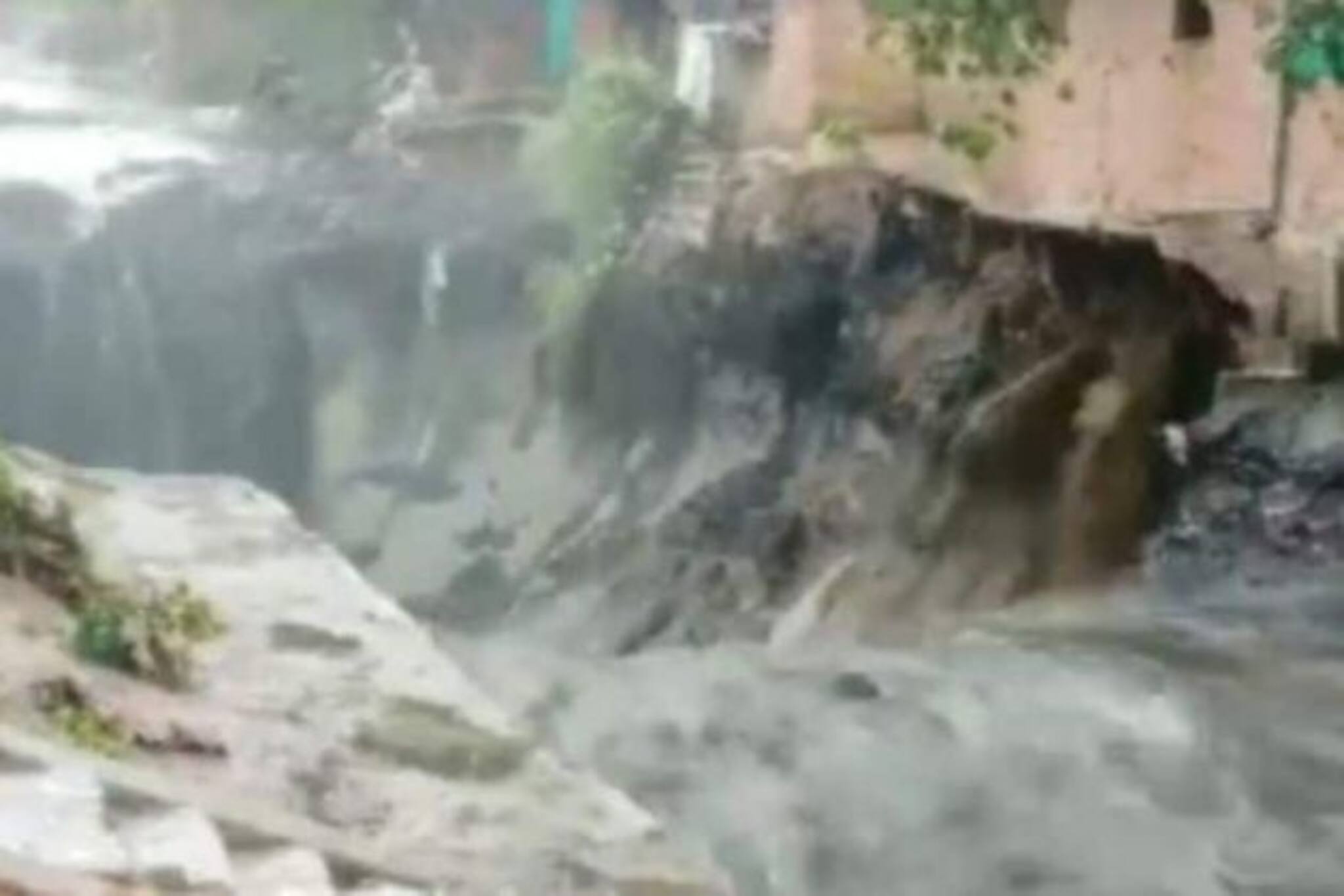 কয়েক ঘণ্টার টানা বৃষ্টিতে তছনছ দিল্লি, ভাঙল দোতলা বাড়ি, বিদ্যুৎপৃষ্ট হয়ে মৃত ২