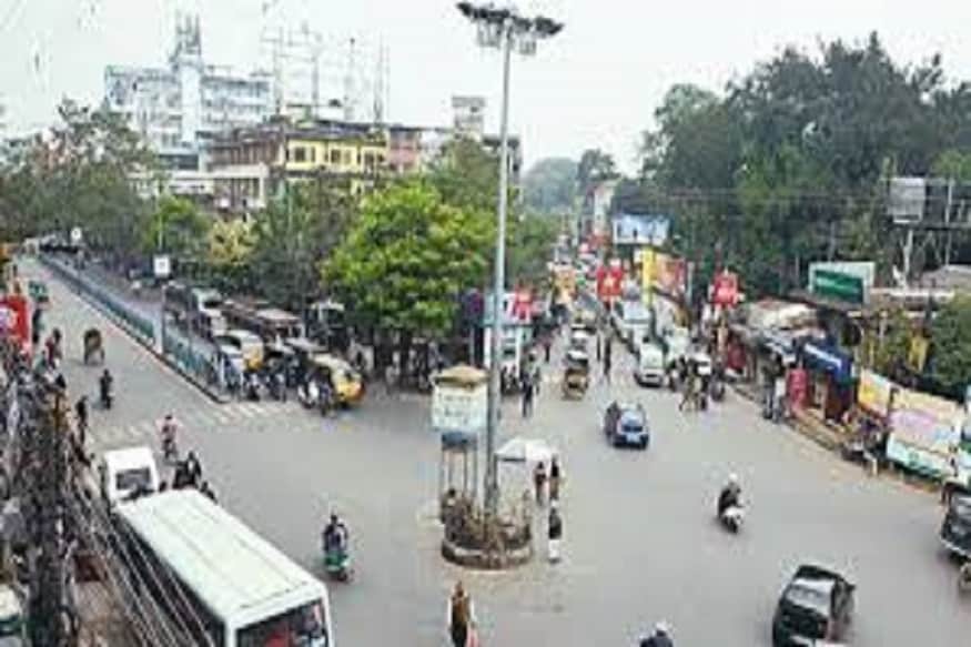 মহকুমার গ্রামীন এলাকায় আক্রান্তের সংখ্যা ৯। এর মধ্যে ৪ জন করে আক্রান্ত হয়েছে মাটিগাড়া ও নকশালবাড়িতে। খড়িবাড়িতে একজন আক্রান্ত। কার্শিয়ং মহকুমায় নতুন করে আক্রান্ত ২ জন। আর শিলিগুড়ি শহর লাগোয়া ডাবগ্রাম, ফুলবাড়িতে আক্রান্ত হয়েছে ১০ জন! এর মধ্যে সশস্ত্র পুলিশ ব্যারাকেই আক্রান্ত ৬ জন। পুলিশ ব্যারালে সংক্রমণ বেড়েই চলছে। স্বাভাবিকভাবেই লকডাউন আরও কিছুদিন জরুরি ছিল বলে মনে করছে শহরবাসী। যেখানে পাহাড়েও লকডাউনের মেয়াদ বাড়ানোর ইঙ্গিত দিয়েছেন জিটিএ'র চেয়ারম্যান অনীত থাপা। কেননা বাজারঘাট খুললে আবার সেই ভিড়। মহকুমার গ্রামীন এলাকায় আক্রান্তের সংখ্যা ৯। এর মধ্যে ৪ জন করে আক্রান্ত হয়েছে মাটিগাড়া ও নকশালবাড়িতে। খড়িবাড়িতে একজন আক্রান্ত। কার্শিয়ং মহকুমায় নতুন করে আক্রান্ত ২ জন। আর শিলিগুড়ি শহর লাগোয়া ডাবগ্রাম, ফুলবাড়িতে আক্রান্ত হয়েছে ১০ জন! এর মধ্যে সশস্ত্র পুলিশ ব্যারাকেই আক্রান্ত ৬ জন। পুলিশ ব্যারালে সংক্রমণ বেড়েই চলছে। স্বাভাবিকভাবেই লকডাউন আরও কিছুদিন জরুরি ছিল বলে মনে করছে শহরবাসী। যেখানে পাহাড়েও লকডাউনের মেয়াদ বাড়ানোর ইঙ্গিত দিয়েছেন জিটিএ'র চেয়ারম্যান অনীত থাপা। কেননা বাজারঘাট খুললে আবার সেই ভিড়।