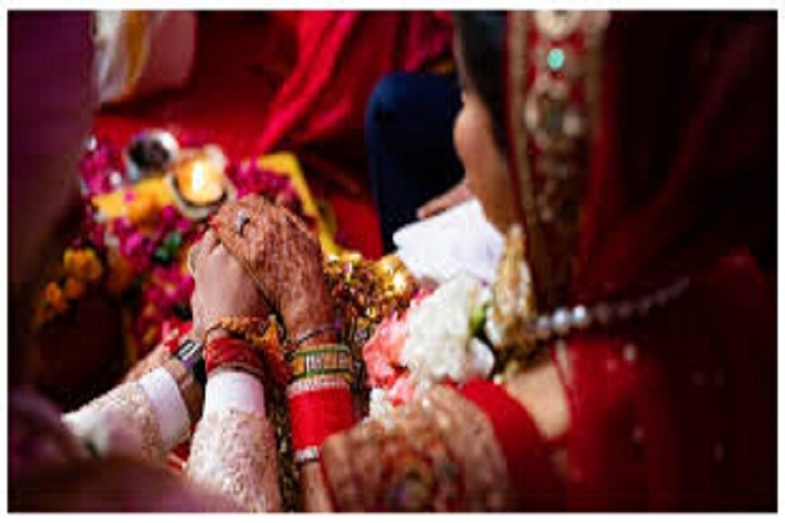 জানতে পারা গিয়েছে বাড়ির লোকজনেরা স্থানীয় বয়স্ক মানুষদের সঙ্গে সঙ্গে আলোচনা করেই এই সিদ্ধান্ত নিয়েছেন ৷ প্রতীকী ছবি ৷ জানতে পারা গিয়েছে বাড়ির লোকজনেরা স্থানীয় বয়স্ক মানুষদের সঙ্গে সঙ্গে আলোচনা করেই এই সিদ্ধান্ত নিয়েছেন ৷ প্রতীকী ছবি ৷