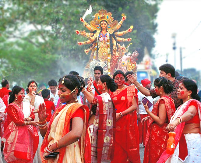 অঞ্জলি, প্রসাদ বিতরণ এবং সিঁদুরখেলার আয়োজন এমন ভাবে করতে হবে যাতে একসঙ্গে বেশি মানুষ জড়ো না হন৷ ছোট ছোট দলে ছোট ছোট দলে ভাগ করে অঞ্জলির আয়োজন করতে হবে৷ প্রসাদ বিতরণ, সিঁদুরখেলার ক্ষেত্রেও একই পরামর্শ দেওয়া হয়েছে৷প্রতীকী ছবি অঞ্জলি, প্রসাদ বিতরণ এবং সিঁদুরখেলার আয়োজন এমন ভাবে করতে হবে যাতে একসঙ্গে বেশি মানুষ জড়ো না হন৷ ছোট ছোট দলে ছোট ছোট দলে ভাগ করে অঞ্জলির আয়োজন করতে হবে৷ প্রসাদ বিতরণ, সিঁদুরখেলার ক্ষেত্রেও একই পরামর্শ দেওয়া হয়েছে৷প্রতীকী ছবি