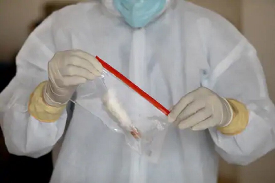 • আমেরিকার National Institutes of Health ও Moderna Inc–এর যৌথ উদ্যোগে তৈরি এই ভ্যাকসিনের প্রথম বেশ কয়েকটি ধাপ সফলভাবে পেরিয়ে এসেছেন গবেষকরা। এবার প্রায় চূড়ান্ত ধাপের পরীক্ষা করা হবে। সেই কারণে যাঁদের শরীরে পরীক্ষা করা হবে, তাঁদের রাখা হবে করোনা উপদ্রুত এলাকায়। (প্রতীকী ছবি) • আমেরিকার National Institutes of Health ও Moderna Inc–এর যৌথ উদ্যোগে তৈরি এই ভ্যাকসিনের প্রথম বেশ কয়েকটি ধাপ সফলভাবে পেরিয়ে এসেছেন গবেষকরা। এবার প্রায় চূড়ান্ত ধাপের পরীক্ষা করা হবে। সেই কারণে যাঁদের শরীরে পরীক্ষা করা হবে, তাঁদের রাখা হবে করোনা উপদ্রুত এলাকায়। (প্রতীকী ছবি)