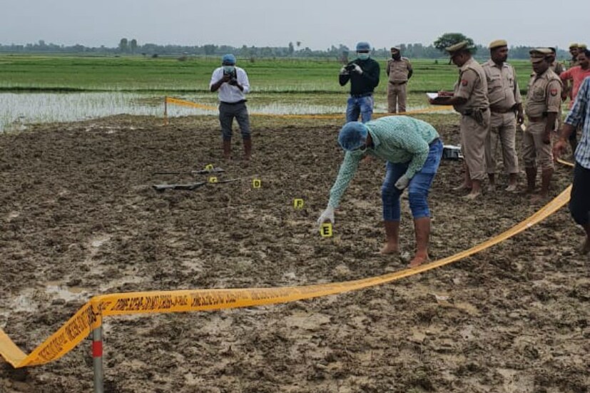 ▪️শুক্রবার সকাল সওয়া সাতটা নাগাদ কানপুরের বাররা থানা এলাকায় স্পেশাল টাস্ক ফোর্সের একটি গাড়ি উল্টে গেলে সেখান থেকে পালাতে যায় বিকাশ। পুলিশকর্মীদের পিস্তল ছিনিয়ে নিয়ে এলোপাথাড়ি গুলি চালাতে থাকে। পাল্টা গুলি চালান পুলিশকর্মীরাও। এতেই জখম হয় বিকাশ৷ তারপর তাকে হাসপাতালে নিয়ে গেলে পুলিশ মৃত বলে ঘোষণা করে৷ 