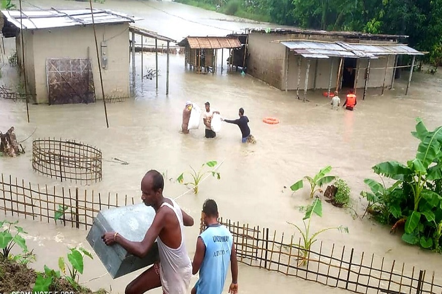অসমে বন্যা পরিস্থিতি ভয়াবহ আকার নিয়েছে৷ ইতিমধ্যেই বন্যার জেরে ৭৬ জনের মৃত্যু হয়েছে৷ অসমে ২২ লক্ষ মানুষ বন্যা কবলিত৷ ২৭টি জেলার বিস্তীর্ণ অংশ জলের তলায়৷ Photo: News18 অসমে বন্যা পরিস্থিতি ভয়াবহ আকার নিয়েছে৷ ইতিমধ্যেই বন্যার জেরে ৭৬ জনের মৃত্যু হয়েছে৷ অসমে ২২ লক্ষ মানুষ বন্যা কবলিত৷ ২৭টি জেলার বিস্তীর্ণ অংশ জলের তলায়৷ Photo: News18