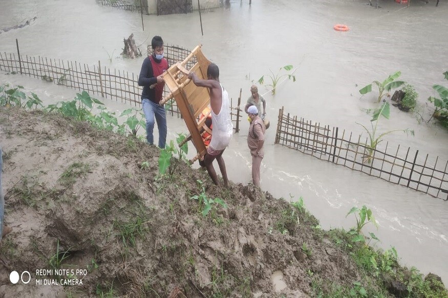ব্রহ্মপুত্র-সহ একাধিক নদীর জলই বিপদসীমার উপর দিয়ে বইছে৷ অসমের মুখ্যমন্ত্রী সর্বানন্দ সোনওয়াল আকাশপথে বন্যা পরিস্থিতি দেখে জানা, ভাঙন ঠেকাতে ব্রহ্মপুত্রের চরা তোলার চেষ্টা করা হচ্ছে৷ Photo: News18 ব্রহ্মপুত্র-সহ একাধিক নদীর জলই বিপদসীমার উপর দিয়ে বইছে৷ অসমের মুখ্যমন্ত্রী সর্বানন্দ সোনওয়াল আকাশপথে বন্যা পরিস্থিতি দেখে জানা, ভাঙন ঠেকাতে ব্রহ্মপুত্রের চরা তোলার চেষ্টা করা হচ্ছে৷ Photo: News18