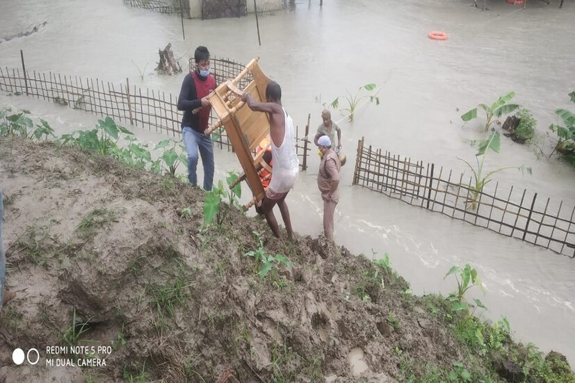 ব্রহ্মপুত্র-সহ একাধিক নদীর জলই বিপদসীমার উপর দিয়ে বইছে৷ অসমের মুখ্যমন্ত্রী সর্বানন্দ সোনওয়াল আকাশপথে বন্যা পরিস্থিতি দেখে জানা, ভাঙন ঠেকাতে ব্রহ্মপুত্রের চরা তোলার চেষ্টা করা হচ্ছে৷ Photo: News18 