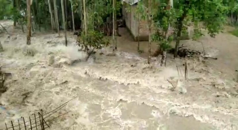 জাতীয় বিপর্যয় মোবাবিলা বাহিনী, SDRF ও জেলা প্রশাসন, স্থানীয় মানুষ সব মিলিয়ে গত ২৪ ঘণ্টায় ১৯ হাজার ৫৪৮ জন মানুষকে বন্যা কবলিত এলাকা থেকে উদ্ধার করে নিরাপদ স্থানে নিয়ে গিয়েছে৷ Photo: News18 