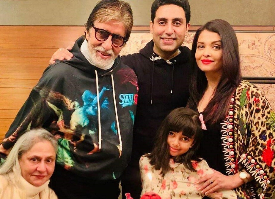হাসপাতালের বেড থেকেই তামাম ভক্তকূলের উদ্দেশ্যে অমিতাভ বচ্চন ট্যুইট করেন, '' কোভিড রিপোর্ট নেগেটিভ আসার পর আমার 'ছোটি বিটিয়া' আর 'বউরানি'-কে হাসপাতাল থেকে ছেড়ে দিয়েছে, ওরা বাড়িতে ফিরেছে। আমি চোখের জল ধরে রাখতে পারছি না... প্রভু তোমার অপার কৃপা।'' হাসপাতালের বেড থেকেই তামাম ভক্তকূলের উদ্দেশ্যে অমিতাভ বচ্চন ট্যুইট করেন, '' কোভিড রিপোর্ট নেগেটিভ আসার পর আমার 'ছোটি বিটিয়া' আর 'বউরানি'-কে হাসপাতাল থেকে ছেড়ে দিয়েছে, ওরা বাড়িতে ফিরেছে। আমি চোখের জল ধরে রাখতে পারছি না... প্রভু তোমার অপার কৃপা।''