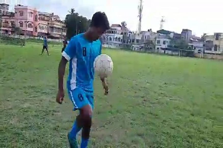 করোনা সংক্রামটাই সব হিসেবে উলটে দিল রায়গঞ্জের প্রতিশ্রুতিবান ফুটবলার প্রসেজিৎ সাহার। করোনা আবহের কারণে ত্রিপুরা থেকে সন্তোষ ট্রফি টুর্নামেন্টে সুযোগ পেয়েও কাজে লাগাতে পারলেন না প্রসেনজিৎ। ছেলে বড় প্রযোগিতা অংশ নিতে না পারার অবিভাবকদেরও মন খারাপ। করোনা সংক্রামটাই সব হিসেবে উলটে দিল রায়গঞ্জের প্রতিশ্রুতিবান ফুটবলার প্রসেজিৎ সাহার। করোনা আবহের কারণে ত্রিপুরা থেকে সন্তোষ ট্রফি টুর্নামেন্টে সুযোগ পেয়েও কাজে লাগাতে পারলেন না প্রসেনজিৎ। ছেলে বড় প্রযোগিতা অংশ নিতে না পারার অবিভাবকদেরও মন খারাপ।