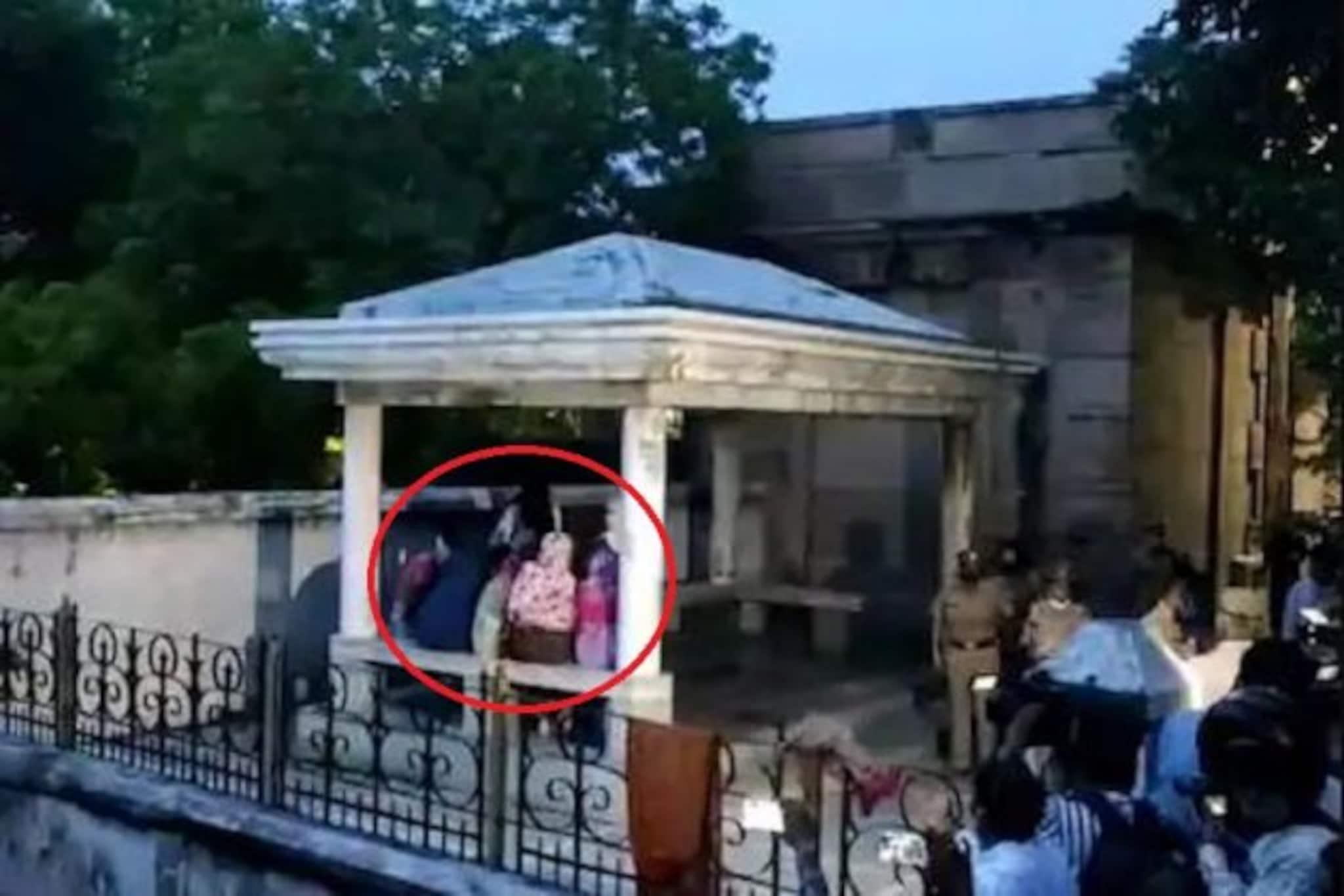 ‘একদিন সবার থেকে হিসেব নেব’ - গ্যাংস্টার স্বামীর শেষকৃত্যে এসে যা বললেন রিচা