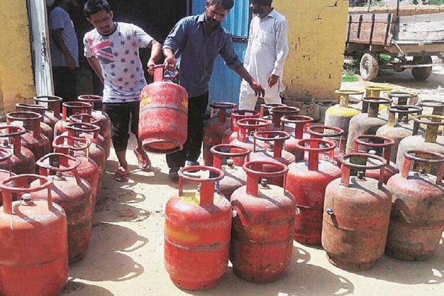 IOC-র ওয়েবসাইটে দেওয়া তথ্য অনুযায়ী, দিল্লিতে সিলিন্ডারের দাম ১ টাকা বেড়ে হয়েছে ৫৯৪ টাকা ৷ কলকাতায় ৬১৬ টাকা থেকে দাম বেড়ে হয়েছে ৬২০.৫০ টাকা প্রতি ১৪.২ কিলোগ্রাম গ্যাস সিলিন্ডারের দাম ৷ মুম্বইয়ে ৫৯০ থেকে বেড়ে হয়েছে ৫৯৪ টাকা ৷ চেন্নাইয়ে ৬০৬.৫০ টাকা থেকে বেড়ে হয়েছে ৬১০.৫০ টাকা ৷ IOC-র ওয়েবসাইটে দেওয়া তথ্য অনুযায়ী, দিল্লিতে সিলিন্ডারের দাম ১ টাকা বেড়ে হয়েছে ৫৯৪ টাকা ৷ কলকাতায় ৬১৬ টাকা থেকে দাম বেড়ে হয়েছে ৬২০.৫০ টাকা প্রতি ১৪.২ কিলোগ্রাম গ্যাস সিলিন্ডারের দাম ৷ মুম্বইয়ে ৫৯০ থেকে বেড়ে হয়েছে ৫৯৪ টাকা ৷ চেন্নাইয়ে ৬০৬.৫০ টাকা থেকে বেড়ে হয়েছে ৬১০.৫০ টাকা ৷