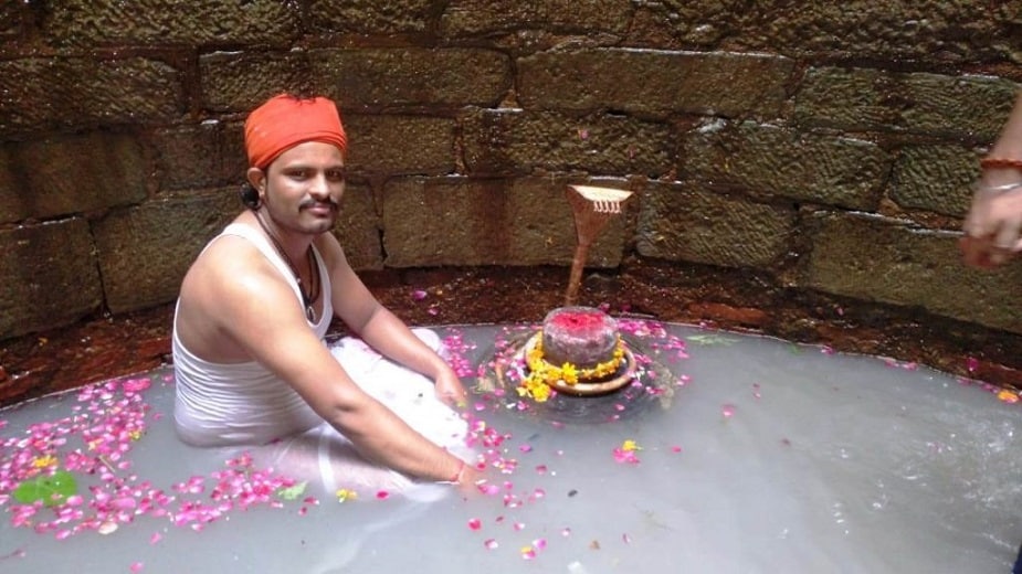 পুরাণ মতে, কুয়োর গভীরে এই শিবলিঙ্গ প্রতিষ্ঠা করেন মহর্ষি পতঞ্জলি। তিনিই নাকি নিজে হাতে এই কুয়ো নির্মাণ করেন। বলা হয়, ২০৭৪ বছর বয়স এই কুয়োর। পুরাণ মতে, কুয়োর গভীরে এই শিবলিঙ্গ প্রতিষ্ঠা করেন মহর্ষি পতঞ্জলি। তিনিই নাকি নিজে হাতে এই কুয়ো নির্মাণ করেন। বলা হয়, ২০৭৪ বছর বয়স এই কুয়োর।