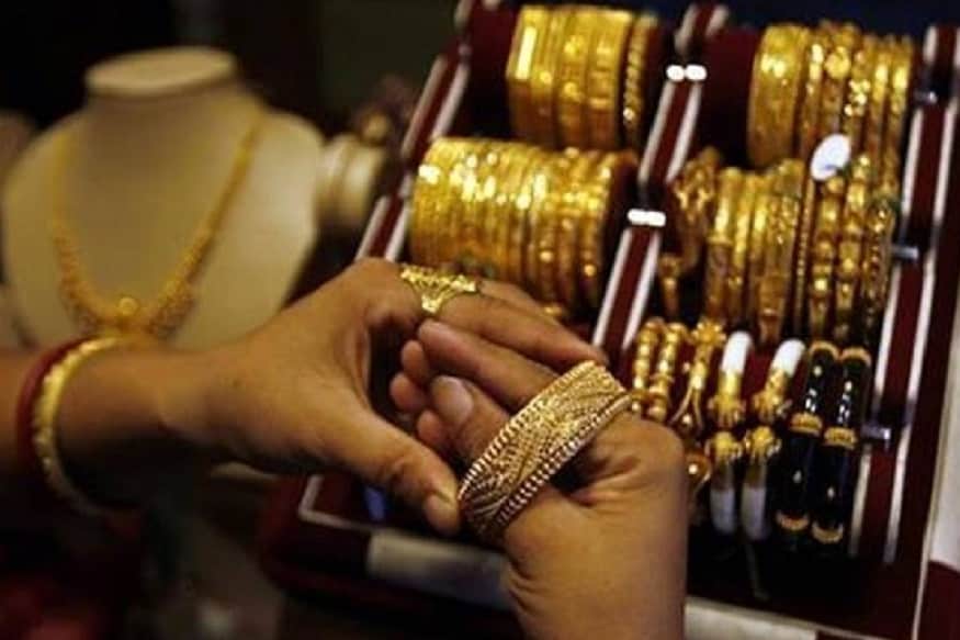 Sovereign Gold Bond Scheme এ আপনি ৪৮৫২ টাকা প্রতি গ্রামের হিসেবে সোনায় বিনিয়োগ করতে পারবেন ৷ অর্থাৎ ১০ গ্রাম সোনা কেনার জন্য আপনাকে ৪৮৫২০ টাকা খরচ করতে হবে ৷ এই স্কিমে সোনা কেনার সবচেয়ে বড় সুবিধা হল এখানে আপনি ট্যাক্স ছাড়ও পাবেন ৷ Sovereign Gold Bond Scheme এ আপনি ৪৮৫২ টাকা প্রতি গ্রামের হিসেবে সোনায় বিনিয়োগ করতে পারবেন ৷ অর্থাৎ ১০ গ্রাম সোনা কেনার জন্য আপনাকে ৪৮৫২০ টাকা খরচ করতে হবে ৷ এই স্কিমে সোনা কেনার সবচেয়ে বড় সুবিধা হল এখানে আপনি ট্যাক্স ছাড়ও পাবেন ৷