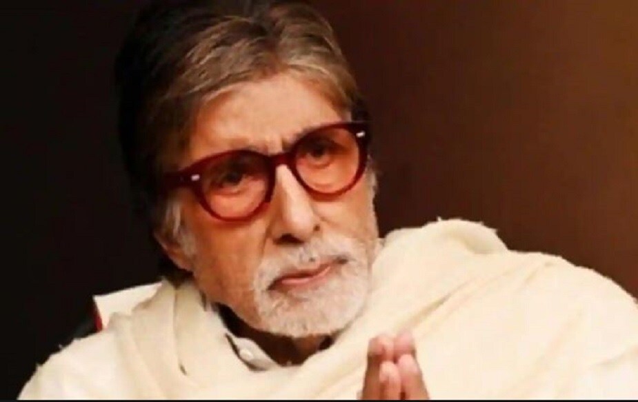 হাসপাতালের বেড থেকেই তামাম ভক্তকূলের সঙ্গে সোশ্যাল মিডিয়ার মাধ্যমে নিয়মিত যোগাযোগ রেখে চলেছেন বিগ বি। কখনও বা অনুরাগীদের ধন্যবাদ জানাচ্ছেন, কখনও পরিচয় করিয়ে দিচ্ছেন জীবনদর্শনের সঙ্গে। রবিবার নিজের ট্যুইটার হ্যান্ডেলে অমিতাভ জানান, বাবা, প্রয়াত কিংবদন্তী কবি হরিবংশ রাই বচ্চনকে বড় মনে পড়ছে। একটি পুরনো ভিডিও শেয়ার করেন অমিতাভ। সেখানে দেখা যাচ্ছে বইয়ের পাতা ওলটাচ্ছেন বিগ বি, ভয়েস ওভারে 'হ্যায় অন্ধেরি রাত'...। ট্যুইটারে তিনি লেখেন, '' বাবুজির কবিতার কিছু মুহূর্ত, এইভাবেই তিনি কবি সম্মেলনে নিজের সৃষ্টি পেশ করতেন। হাসপাতালের একাকীত্বে বাবাকে বড় মনে পড়ছে।'' হাসপাতালের বেড থেকেই তামাম ভক্তকূলের সঙ্গে সোশ্যাল মিডিয়ার মাধ্যমে নিয়মিত যোগাযোগ রেখে চলেছেন বিগ বি। কখনও বা অনুরাগীদের ধন্যবাদ জানাচ্ছেন, কখনও পরিচয় করিয়ে দিচ্ছেন জীবনদর্শনের সঙ্গে। রবিবার নিজের ট্যুইটার হ্যান্ডেলে অমিতাভ জানান, বাবা, প্রয়াত কিংবদন্তী কবি হরিবংশ রাই বচ্চনকে বড় মনে পড়ছে। একটি পুরনো ভিডিও শেয়ার করেন অমিতাভ। সেখানে দেখা যাচ্ছে বইয়ের পাতা ওলটাচ্ছেন বিগ বি, ভয়েস ওভারে 'হ্যায় অন্ধেরি রাত'...। ট্যুইটারে তিনি লেখেন, '' বাবুজির কবিতার কিছু মুহূর্ত, এইভাবেই তিনি কবি সম্মেলনে নিজের সৃষ্টি পেশ করতেন। হাসপাতালের একাকীত্বে বাবাকে বড় মনে পড়ছে।''