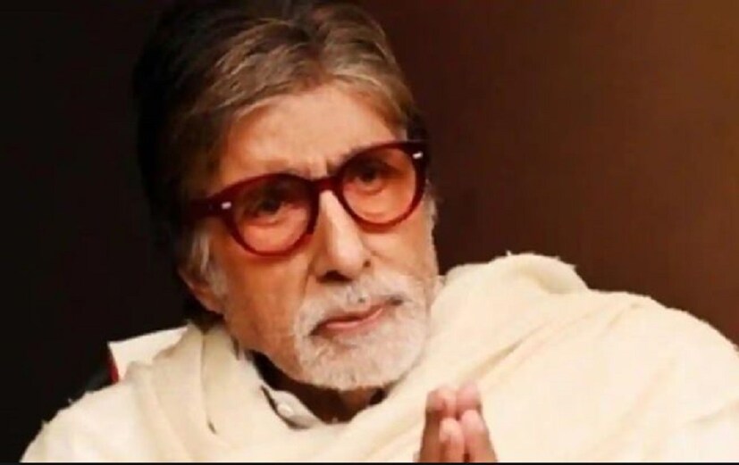 হাসপাতালের বেড থেকেই তামাম ভক্তকূলের সঙ্গে সোশ্যাল মিডিয়ার মাধ্যমে নিয়মিত যোগাযোগ রেখে চলেছেন বিগ বি। কখনও বা অনুরাগীদের ধন্যবাদ জানাচ্ছেন, কখনও পরিচয় করিয়ে দিচ্ছেন জীবনদর্শনের সঙ্গে। রবিবার নিজের ট্যুইটার হ্যান্ডেলে অমিতাভ জানান, বাবা, প্রয়াত কিংবদন্তী কবি হরিবংশ রাই বচ্চনকে বড় মনে পড়ছে। একটি পুরনো ভিডিও শেয়ার করেন অমিতাভ। সেখানে দেখা যাচ্ছে বইয়ের পাতা ওলটাচ্ছেন বিগ বি, ভয়েস ওভারে 'হ্যায় অন্ধেরি রাত'...। ট্যুইটারে তিনি লেখেন, '' বাবুজির কবিতার কিছু মুহূর্ত, এইভাবেই তিনি কবি সম্মেলনে নিজের সৃষ্টি পেশ করতেন। হাসপাতালের একাকীত্বে বাবাকে বড় মনে পড়ছে।''