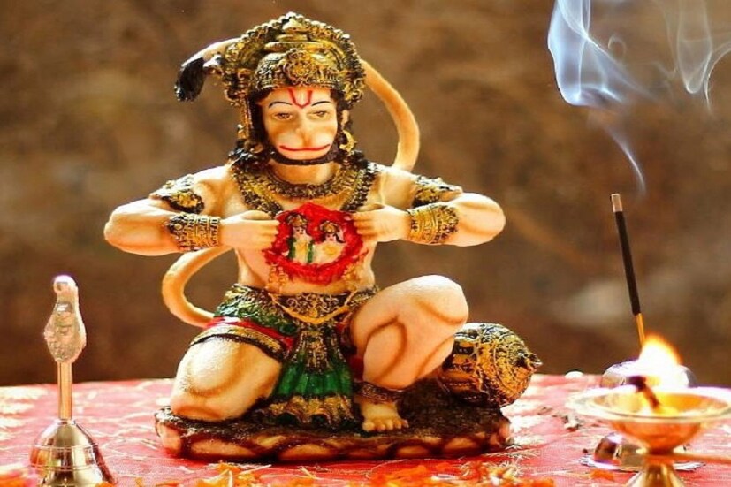 অনেকেই গাড়িতে হনুমা চলিশা ও হনুমানজির মূর্তি রাখেন৷ দুর্ঘটনা এড়াতে এটি অত্যন্ত ভাল কাজ দেয়৷ বিপদে দেওয়ালে পিঠ ঠেকে যাওয়া বহু মানুষ ভগবান হনুমানের স্মরণাপন্ন হয়ে উপকৃত হয়েছেন৷ হনুমান চলিশা পাঠ করলে হনুমানজির আশীর্বাদ মেলে৷ আর হনুমানজির আশীর্বাদ পেলে আর কী ভয় জীবনে!