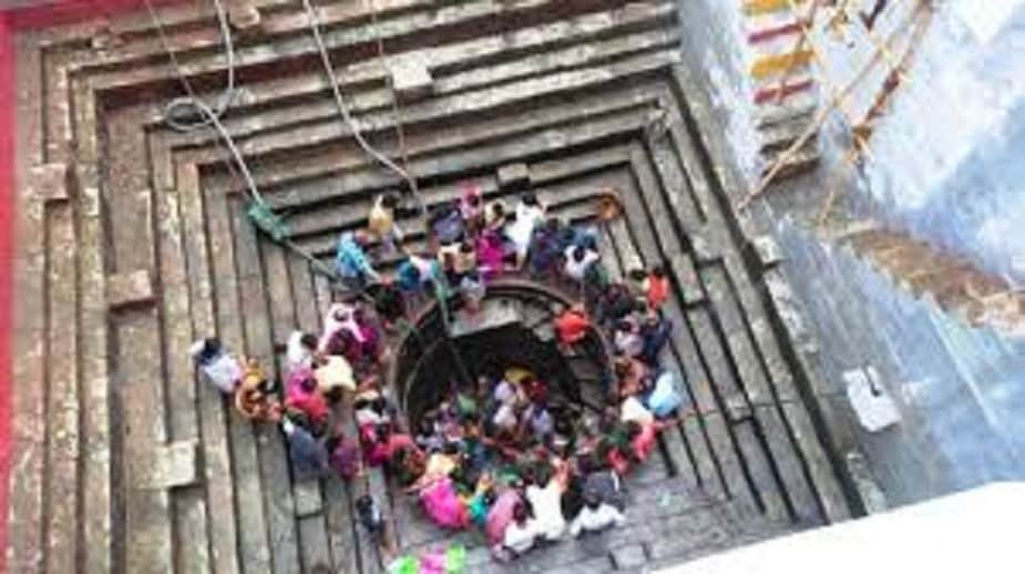 শ্রাবণ মাসের শুক্ল পঞ্চমী তিথিতে নাগ পঞ্চমী। এ'বছর ২৫ জুলাই নাগপঞ্চমী। প্রতিবছর এ দিন নাগকুয়োয় ভক্তের ঢল নামে! কাতারে কাতরে মানুষ দর্শন করতে আসেন জাগ্রত শিবলিঙ্গের। শিবের দর্শন করতে কুয়োর ভিতর নামতে হয় ভক্তদের। শ্রাবণ মাসের শুক্ল পঞ্চমী তিথিতে নাগ পঞ্চমী। এ'বছর ২৫ জুলাই নাগপঞ্চমী। প্রতিবছর এ দিন নাগকুয়োয় ভক্তের ঢল নামে! কাতারে কাতরে মানুষ দর্শন করতে আসেন জাগ্রত শিবলিঙ্গের। শিবের দর্শন করতে কুয়োর ভিতর নামতে হয় ভক্তদের।