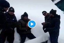 চারদিক বরফে মোড়া,তারমধ্যে বরফ কেটেই জন্মদিন সেলিব্রেট,সেহওয়াগের ভিডিও ভাইরাল চারদিক বরফে মোড়া,তারমধ্যে বরফ কেটেই জন্মদিন সেলিব্রেট,সেহওয়াগের ভিডিও ভাইরাল