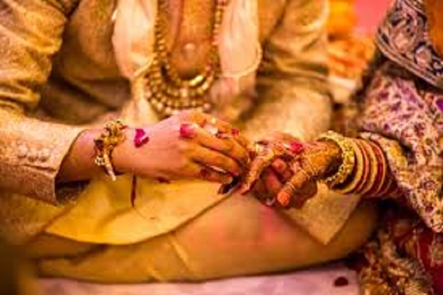 বিবাহিত পুরুষের সম্পর্কে জানতে পারা গিয়েছে যে তিনি আইটিআই ভোপালের পড়ুয়া ৷ তাঁর বিয়ে নিয়েই যাবতীয় বিতর্কের সৃষ্টি হয়েছে ৷ প্রতীকী ছবি ৷ বিবাহিত পুরুষের সম্পর্কে জানতে পারা গিয়েছে যে তিনি আইটিআই ভোপালের পড়ুয়া ৷ তাঁর বিয়ে নিয়েই যাবতীয় বিতর্কের সৃষ্টি হয়েছে ৷ প্রতীকী ছবি ৷