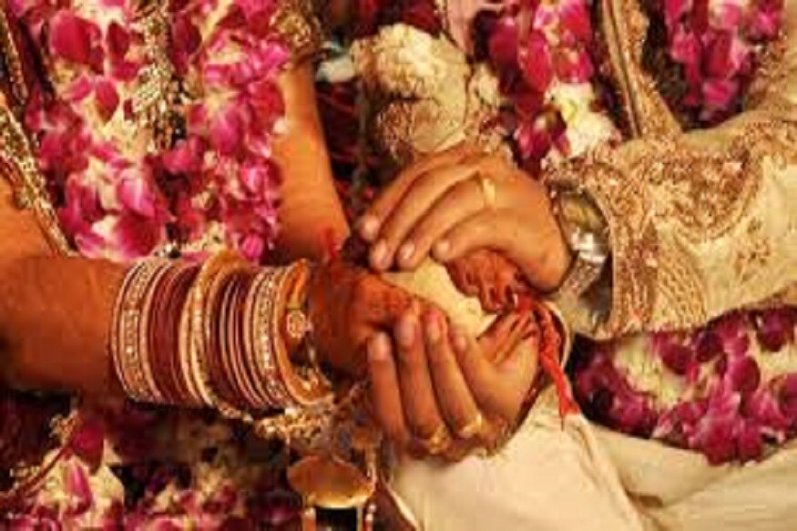 ঘটনাটি ঘটেছে ২৯ জুন ২০২০-তে ৷ দুই বউকে নিয়ে একজন সাত পাকে ঘুরেছেন ৷ পরিবারের লোকজন ও বন্ধুবান্ধবের উপস্থিতিতে সম্পন্ন হয়েছে তাঁদের বিয়ে ৷ প্রতীকী ছবি ৷ ঘটনাটি ঘটেছে ২৯ জুন ২০২০-তে ৷ দুই বউকে নিয়ে একজন সাত পাকে ঘুরেছেন ৷ পরিবারের লোকজন ও বন্ধুবান্ধবের উপস্থিতিতে সম্পন্ন হয়েছে তাঁদের বিয়ে ৷ প্রতীকী ছবি ৷