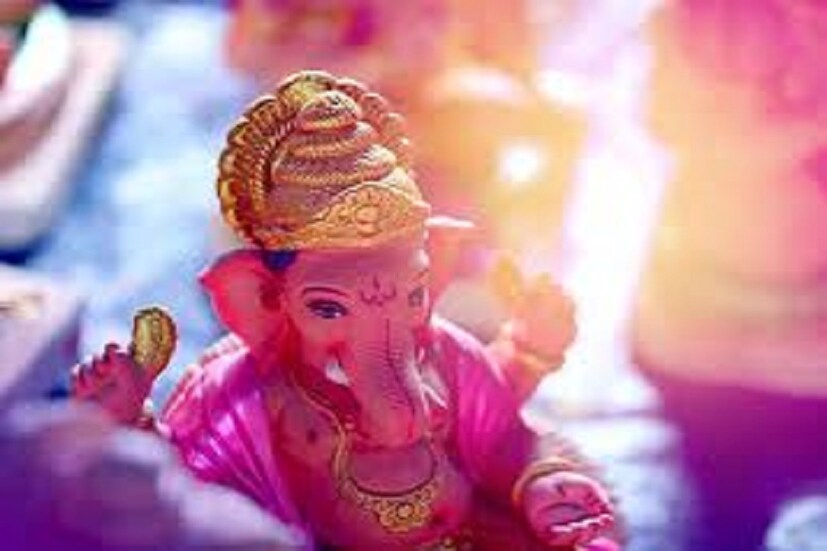বুধবার অর্থাৎ সিদ্ধিদাতা গণেশের বার এই দিন সিদ্ধিদাতার পুজো করলে তিনি বিশেষ রূপে সন্তুষ্ট হন ৷ তাঁর পুজোয় বিশেষ আড়ম্বর প্রয়োজন হয়না ৷ সামান্যতেই তিনি সন্তুষ্ট ৷ 