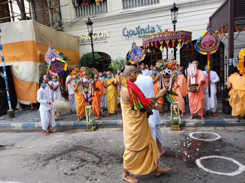  পাশাপাশি ইসকন মন্দিরের তরফে আমন্ত্রণ জানানো হয়েছিল সাংসদ ও অভিনেত্রী নুসরাত জাহানকে। গতবারের মতো এবারেও উল্টোরথের আরতী করলেন নুসরত জাহান। উল্টোরথে ইসকন মন্দিরে এসে তিনি বলেন &quot; আমাদের সব ধর্মের প্রতি সম্মান জানানো উচিত।&quot; প্রত্যেক বছরই ইসকন মন্দির থেকে রথযাত্রা বের হয়ে পাক স্টিট পর্যন্ত আসে অস্থায়ী মাসির বাড়িতে। কিন্তু এবছর ইসকন মন্দিরের অস্থায়ী মাসির বাড়ি করা হয়। বুধবার উল্টো রথের দিন মাসির বাড়ি থেকে নিজের বাড়িতে সেবায়তরা পৌঁছে দেন জগন্নাথ, বপথে নয়,মন্দির চত্বরেই জগন্নাথ, বলরাম,সুভদ্রা। ঘরোয়া ভাবেই গত মঙ্গলবার রথযাত্রা পালন হয়েছিল কলকাতার ইসকন মন্দিরে। বুধবারও ঠিক একইভাবে উল্টো রথযাত্রা পালন হল এখানে। পূর্বঘোষণা মতোই ভার্চুয়ালি উল্টো রথযাত্রা দেশ-বিদেশের ভক্তরা উপভোগ করলেন। বুধবার সকাল থেকেই অবশ্য ইসকন মন্দির চত্বরে কলকাতা পুলিশের তরফে একাধিক জায়গায় ব্যারিকেড করে দেওয়া হয়েছিল। যাতে কোন ভক্ত মন্দিরের কাছাকাছি না আসতে পারেন। যদিও এদিন বেলা বারোটার আগে থেকেই ইসকন মন্দির চলে হাতেগোনা ভক্তদের ভিড় দেখা যায়। তথ্য ও ছবি- সোমরাজ বন্দ্যোপাধ্যায়লরাম ,সুভদ্রা কে। তথ্য ও ছবি- সোমরাজ বন্দ্যোপাধ্যায়