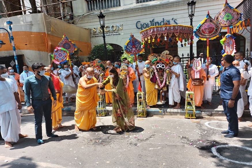 আগামী বছর ৫০ তম রথযাত্রা ইসকন কর্তৃপক্ষের। গত কয়েক বছর কলকাতা ও মায়াপুরে যেভাবে রথযাত্রা পালন করা হয়েছে তার থেকে দ্বিগুন ভাবে রথযাত্রা পালন করার পরিকল্পনা নিয়েছে ইসকন কর্তৃপক্ষ। আর তাই উল্টো রথের দিন মন্দিরের তরফে একটাই প্রার্থনা এদিন হলো যাতে করোনা মুক্ত হয় গোটা দেশ তথা বিশ্ব। তথ্য ও ছবি- সোমরাজ বন্দ্যোপাধ্যায় আগামী বছর ৫০ তম রথযাত্রা ইসকন কর্তৃপক্ষের। গত কয়েক বছর কলকাতা ও মায়াপুরে যেভাবে রথযাত্রা পালন করা হয়েছে তার থেকে দ্বিগুন ভাবে রথযাত্রা পালন করার পরিকল্পনা নিয়েছে ইসকন কর্তৃপক্ষ। আর তাই উল্টো রথের দিন মন্দিরের তরফে একটাই প্রার্থনা এদিন হলো যাতে করোনা মুক্ত হয় গোটা দেশ তথা বিশ্ব। তথ্য ও ছবি- সোমরাজ বন্দ্যোপাধ্যায়