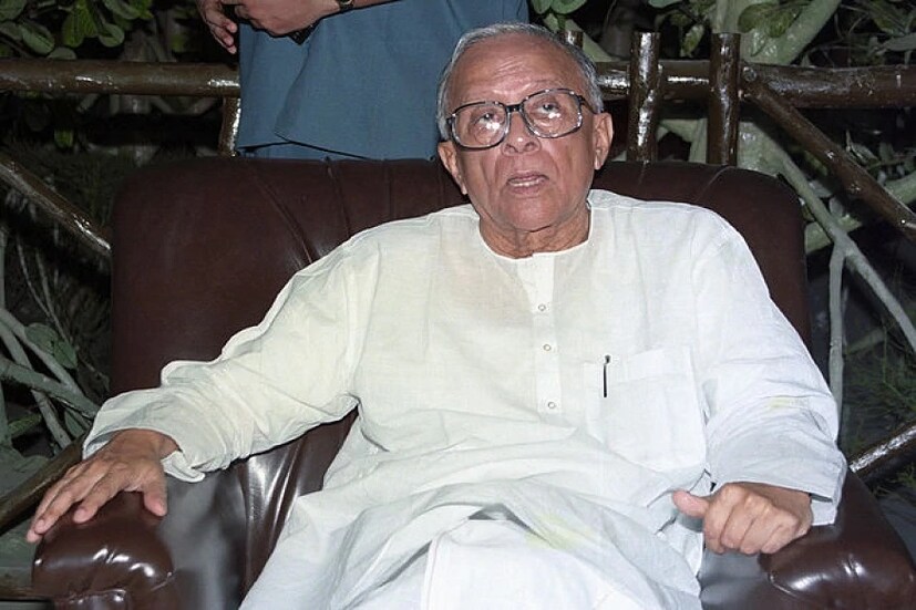 ২৩ বছর ১৬৫ দিন রাজ্যের মুখ্যমন্ত্রী ছিলেন। জীবদ্দশায় তাঁর রেকর্ড ভাঙতে পারেনি দেশের কেউ। জনপ্রিয়তায় তাঁকে পাল্লা দেওয়া মুশকিল। আজ জন্মদিনে জ্যোতি বসুর জীবনের কয়েকটি অজানা কাহিনিতে ঢুঁ মারা যাক।