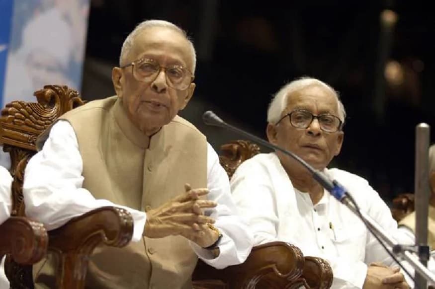 বাবা বিখ্যাত চিকিৎসক নিশিকান্ত বসু মা হেমলতা দেবী শ্রদ্ধা করতেন বিপ্ললবীদের। সেই ভাবাবেগ ছোটবেলায় স্পর্শ করেছিল জ্যোতি বসুকে। স্কুল পালিয়ে অনশনে যোগ দিয়েছেন, কখনও আবার চলে গিয়েছেন সুভাষচন্দ্রের ভাষণ শুনতে। চট্টগ্রামের অগ্নিযুগের বিপ্লবীদের মনে মনে শ্রদ্ধা করতেন তিনি। বাবা বিখ্যাত চিকিৎসক নিশিকান্ত বসু মা হেমলতা দেবী শ্রদ্ধা করতেন বিপ্ললবীদের। সেই ভাবাবেগ ছোটবেলায় স্পর্শ করেছিল জ্যোতি বসুকে। স্কুল পালিয়ে অনশনে যোগ দিয়েছেন, কখনও আবার চলে গিয়েছেন সুভাষচন্দ্রের ভাষণ শুনতে। চট্টগ্রামের অগ্নিযুগের বিপ্লবীদের মনে মনে শ্রদ্ধা করতেন তিনি।