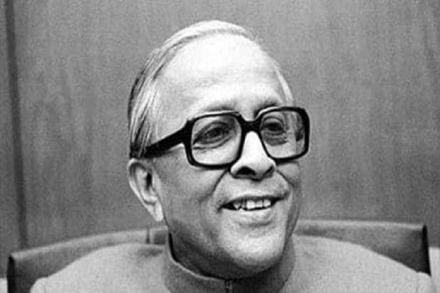 বিলেতে ব্যারিস্টারি পড়ে ফিরেছিলেন। সহজেই অনেক বেশি অর্থ উপার্জন করতে পারতেন। তা না করে রাজনীতিতে যোগদান করেন জ্যোতি বসু। বিধানসভার শুরুর দিনগুলিতে মাইনে ছিল ২৫০ টাকা। বিলেতে ব্যারিস্টারি পড়ে ফিরেছিলেন। সহজেই অনেক বেশি অর্থ উপার্জন করতে পারতেন। তা না করে রাজনীতিতে যোগদান করেন জ্যোতি বসু। বিধানসভার শুরুর দিনগুলিতে মাইনে ছিল ২৫০ টাকা।