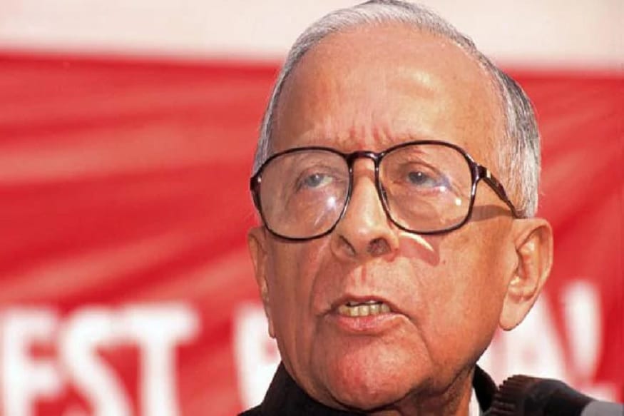 তিনবার প্রধানমন্ত্রী হওয়ার প্রস্তাব পেয়েও দলের আপত্তিতে বসতে পারেননি কুর্সিতে ৷ সময়টা ১৯৯৬ ৷ দেশে রাজনীতির টালমাটাল পরিস্থিতি ৷ স্বয়ং রাজীব গান্ধির প্রস্তাব ৷ এমন সুযোগ পেয়েও হাতছাড়া হওয়ায় আফসোস প্রকাশ করেছিলেন শুধুমাত্র দুটো শব্দে- ঐতিহাসিক ভুল ৷ তিনবার প্রধানমন্ত্রী হওয়ার প্রস্তাব পেয়েও দলের আপত্তিতে বসতে পারেননি কুর্সিতে ৷ সময়টা ১৯৯৬ ৷ দেশে রাজনীতির টালমাটাল পরিস্থিতি ৷ স্বয়ং রাজীব গান্ধির প্রস্তাব ৷ এমন সুযোগ পেয়েও হাতছাড়া হওয়ায় আফসোস প্রকাশ করেছিলেন শুধুমাত্র দুটো শব্দে- ঐতিহাসিক ভুল ৷