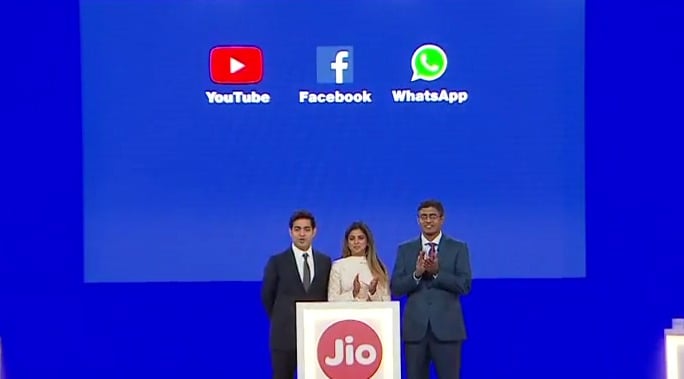ভারতে কমদামি স্মার্ট ফোনের ১৫ হাজার কোটি টাকার বাজার। সেই বাজারে চিনা সংস্থাগুলোর দাপাদাপি। কম ও মাঝারি দামের স্মার্টফোনের বাজারে মূলত ৪টি চিনা সংস্থার দাপট। দেড় থেকে দু'বছরের মধ্যে ছবিটা কী বদলাতে চলেছে? রিলায়েন্স ও জিও-র যৌথ উদ্যোগের ঘোষণায় সেই সম্ভাবনা দেখছেন বাজার বিশেষজ্ঞরা। File Photo ভারতে কমদামি স্মার্ট ফোনের ১৫ হাজার কোটি টাকার বাজার। সেই বাজারে চিনা সংস্থাগুলোর দাপাদাপি। কম ও মাঝারি দামের স্মার্টফোনের বাজারে মূলত ৪টি চিনা সংস্থার দাপট। দেড় থেকে দু'বছরের মধ্যে ছবিটা কী বদলাতে চলেছে? রিলায়েন্স ও জিও-র যৌথ উদ্যোগের ঘোষণায় সেই সম্ভাবনা দেখছেন বাজার বিশেষজ্ঞরা। File Photo