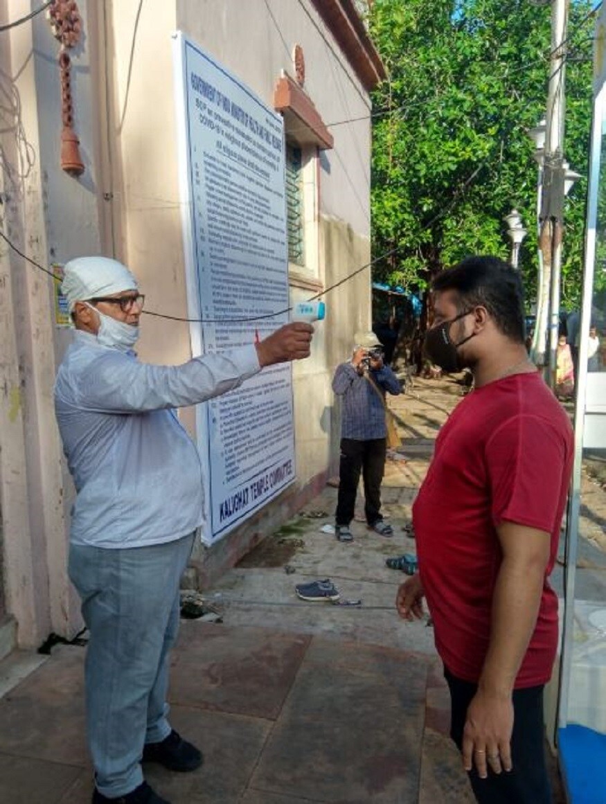 প্রবেশ করার সময় দর্শনার্থীদের থার্মাল গান নিয়ে পরীক্ষার পাশাপাশি বাধ্যতামূলক হ্যান্ড স্যানিটাইজেশন। প্রবেশ করার সময় দর্শনার্থীদের থার্মাল গান নিয়ে পরীক্ষার পাশাপাশি বাধ্যতামূলক হ্যান্ড স্যানিটাইজেশন।