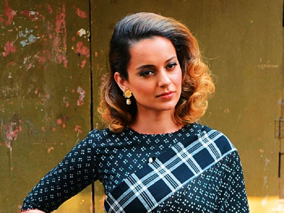'টিম কঙ্গনা রানাওয়াত' ট্যুইটার হ্যান্ডেলে নায়িকার তরফে লেখা হয়, 'সবাই তাঁর নাম জানে, কিন্তু কেউ সেই নামটা নেবে না। সে করণ জোহরের প্রিয় বন্ধু এবং পৃথিবীর সেরা মুখ্যমন্ত্রীর সেরা ছেলে। ভালোবেসে সবাই তাঁকে বেবি পেঙ্গুইন বলে। কঙ্গনার বিস্ফোরক মন্তব্য, এবার যদি বাড়িতে তাঁকে ঝুলন্ত অবস্থায় পাওয়া যায়, তবে সেটা যেন কেউ আত্মহত্যা মনে না করেন। 'টিম কঙ্গনা রানাওয়াত' ট্যুইটার হ্যান্ডেলে নায়িকার তরফে লেখা হয়, 'সবাই তাঁর নাম জানে, কিন্তু কেউ সেই নামটা নেবে না। সে করণ জোহরের প্রিয় বন্ধু এবং পৃথিবীর সেরা মুখ্যমন্ত্রীর সেরা ছেলে। ভালোবেসে সবাই তাঁকে বেবি পেঙ্গুইন বলে। কঙ্গনার বিস্ফোরক মন্তব্য, এবার যদি বাড়িতে তাঁকে ঝুলন্ত অবস্থায় পাওয়া যায়, তবে সেটা যেন কেউ আত্মহত্যা মনে না করেন।