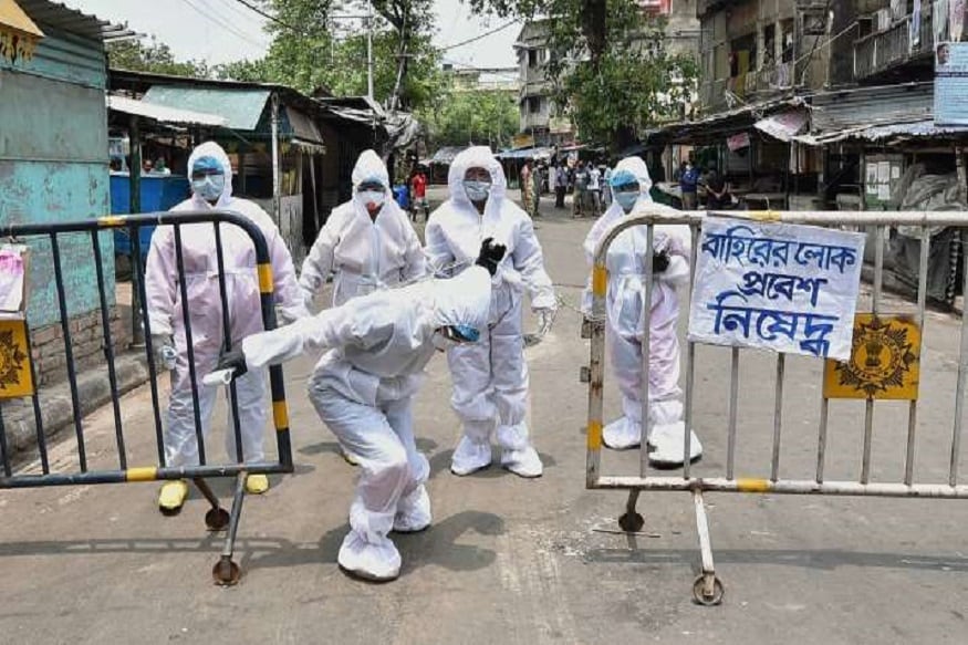 কলকাতায় লাফিয়ে লাফিয়ে বাড়ছে করোনা আক্রান্তের সংখ্যা। সেই সঙ্গে বাড়ল কন্টেইনমেন্ট জোনও। আগস্ট মাসের শুরুতেই কলকাতা পুরসভা এলাকায় কন্টেইনমেন্ট জোন বেড়ে দাঁড়াল ৩৭। জুলাই মাসের ২৪ তারিখ থেকে একটানা পুরসভা এলাকায় কন্টেইনমেন্ট জন ছিল ৩১। কলকাতায় লাফিয়ে লাফিয়ে বাড়ছে করোনা আক্রান্তের সংখ্যা। সেই সঙ্গে বাড়ল কন্টেইনমেন্ট জোনও। আগস্ট মাসের শুরুতেই কলকাতা পুরসভা এলাকায় কন্টেইনমেন্ট জোন বেড়ে দাঁড়াল ৩৭। জুলাই মাসের ২৪ তারিখ থেকে একটানা পুরসভা এলাকায় কন্টেইনমেন্ট জন ছিল ৩১।
