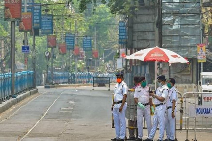 ▪️ট্রাফিক সামলাতে গিয়ে হয়ে পড়েছিলেন করোনা আক্রান্ত। চিকিৎসায় সুস্থ হয়ে ফের কাজে যোগ দিলেন মালদা ট্রাফিক পুলিশের এক এএসআই। এমন আরও অনেক উদাহরণ মালদা ট্রাফিক পুলিশের।Representative Image ▪️ট্রাফিক সামলাতে গিয়ে হয়ে পড়েছিলেন করোনা আক্রান্ত। চিকিৎসায় সুস্থ হয়ে ফের কাজে যোগ দিলেন মালদা ট্রাফিক পুলিশের এক এএসআই। এমন আরও অনেক উদাহরণ মালদা ট্রাফিক পুলিশের।Representative Image