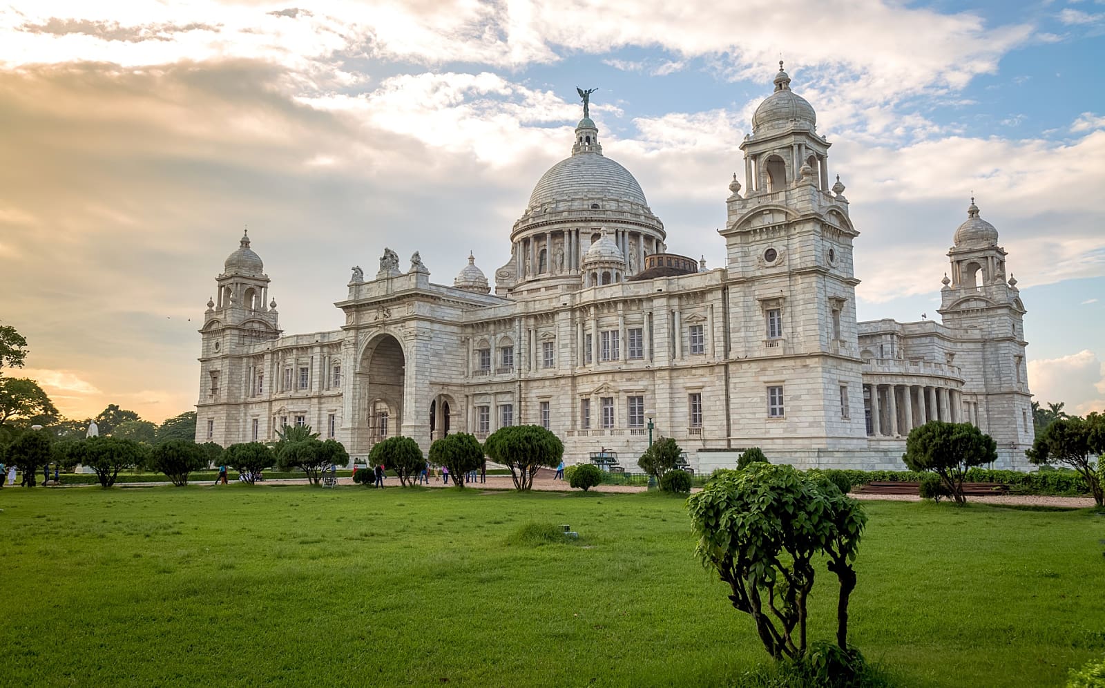 শহর কলকাতার সাত জায়গায় বায়ূ দূষণ পরিমাপের মিটার বসানো আছে। ন্যাশনাল এয়ার কোয়ালিটি ইনডেক্স অনুযায়ী এই সাত জায়গায় বায়ু দূষণের পরিমাপ করতে গিয়ে দেখা গিয়েছে কোথাও দূষণের চেহারা ‘সবুজ’ হাতছাড়া করেনি। ভিক্টোরিয়া মেমোরিয়াল, কলকাতার ফুসফুসের একটা অংশ। সেখানে সকাল ৭টায় বাতাসে ভাসমান সূক্ষ্ম ধূলিকণা পিএম ২.৫ ছিল ৪১ মাইক্রোগ্রাম। সকাল ৮টায় ৪৪ মাইক্রোগ্রাম। সকাল ৯ টায় ৪৬ মাইক্রোগ্রাম। সকাল ১০ টায় ৪৯ মাইক্রোগ্রাম। File Photo শহর কলকাতার সাত জায়গায় বায়ূ দূষণ পরিমাপের মিটার বসানো আছে। ন্যাশনাল এয়ার কোয়ালিটি ইনডেক্স অনুযায়ী এই সাত জায়গায় বায়ু দূষণের পরিমাপ করতে গিয়ে দেখা গিয়েছে কোথাও দূষণের চেহারা ‘সবুজ’ হাতছাড়া করেনি। ভিক্টোরিয়া মেমোরিয়াল, কলকাতার ফুসফুসের একটা অংশ। সেখানে সকাল ৭টায় বাতাসে ভাসমান সূক্ষ্ম ধূলিকণা পিএম ২.৫ ছিল ৪১ মাইক্রোগ্রাম। সকাল ৮টায় ৪৪ মাইক্রোগ্রাম। সকাল ৯ টায় ৪৬ মাইক্রোগ্রাম। সকাল ১০ টায় ৪৯ মাইক্রোগ্রাম। File Photo