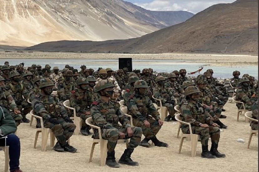  এর পাশাপাশি প্রচণ্ড ঠান্ডা থেকে বাহিনীর জওয়ানদের রক্ষা করতে বিশেষ ধরনের জুতো এবং পোশাক   কিনেছে কেন্দ্রীয় সরকার৷ এই ধরনের পোশাক এবং সরঞ্জামই সিয়াচেনে মোতায়েন করা সেনাদের জন্য   ব্যবহার করা হয়৷ 