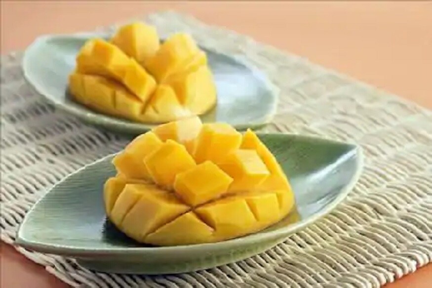 একটি সাধারণ হিমসাগর বা ল্যাংড়া আমের খোসা ও আঁটি ছাড়িয়ে নিলে প্রায় ২০০ গ্রাম অবশিষ্ট থাকে। এতে ক্যালরির পরিমাণ প্রায় ১৫০। শর্করা ৩৩.৮ গ্রাম, ক্যালসিয়াম ২৮ মিলিগ্রাম, আয়রন ২.৬ মিলিগ্রাম, ভিটামিন এ ৫০০০ মাইক্রোগ্রামের ওপর। আঁশ আছে প্রচুর, ৭ গ্রামের বেশি। পটাশিয়াম ১৯৬ মিলিগ্রাম, ম্যাগনেসিয়াম ৩০২ মিলিগ্রাম। এইটা বুঝে নিয়ে ওজন বুঝে ভোজনই শ্রেয়। একটি সাধারণ হিমসাগর বা ল্যাংড়া আমের খোসা ও আঁটি ছাড়িয়ে নিলে প্রায় ২০০ গ্রাম অবশিষ্ট থাকে। এতে ক্যালরির পরিমাণ প্রায় ১৫০। শর্করা ৩৩.৮ গ্রাম, ক্যালসিয়াম ২৮ মিলিগ্রাম, আয়রন ২.৬ মিলিগ্রাম, ভিটামিন এ ৫০০০ মাইক্রোগ্রামের ওপর। আঁশ আছে প্রচুর, ৭ গ্রামের বেশি। পটাশিয়াম ১৯৬ মিলিগ্রাম, ম্যাগনেসিয়াম ৩০২ মিলিগ্রাম। এইটা বুঝে নিয়ে ওজন বুঝে ভোজনই শ্রেয়।