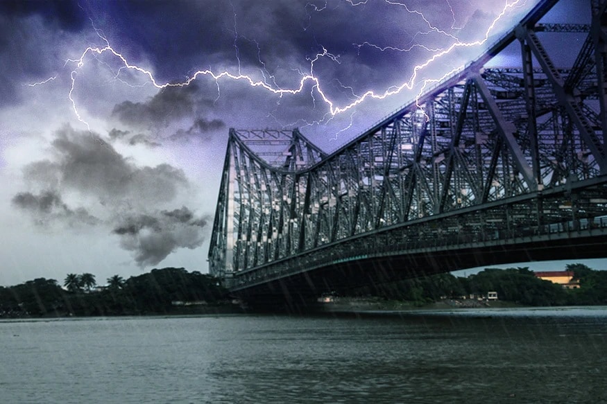 সারা দিনই বিচ্ছিন্ন ভাবে বৃষ্টি হচ্ছে মৌসুমী বায়ুর প্রভাবে। এর সঙ্গেই জুড়তে চলেছে ঘূর্ণাবতের শক্তি। আর এর প্রভাবেই রাজ্যে বৃষ্টি বাড়বে আগামী সপ্তাহে, বলছেন আবহবিদরা। প্রতীকী চিত্র। সারা দিনই বিচ্ছিন্ন ভাবে বৃষ্টি হচ্ছে মৌসুমী বায়ুর প্রভাবে। এর সঙ্গেই জুড়তে চলেছে ঘূর্ণাবতের শক্তি। আর এর প্রভাবেই রাজ্যে বৃষ্টি বাড়বে আগামী সপ্তাহে, বলছেন আবহবিদরা। প্রতীকী চিত্র।